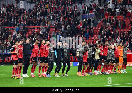 Leverkusen, Germania. 1 ottobre 2024. Calcio: Champions League, Bayer Leverkusen - AC Milan, turno preliminare, partita 2, BayArena, i giocatori del Leverkusen tifanno con i tifosi dopo la partita. Crediti: Federico Gambarini/dpa/Alamy Live News Foto Stock