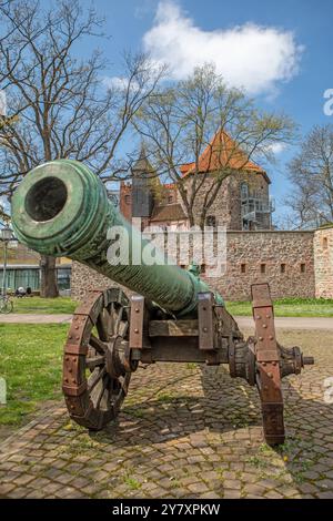 Cannone storico di fronte alla Lukasklause, Magdeburgo, Sassonia-Anhalt, Germania centrale, Germania, Europa Foto Stock