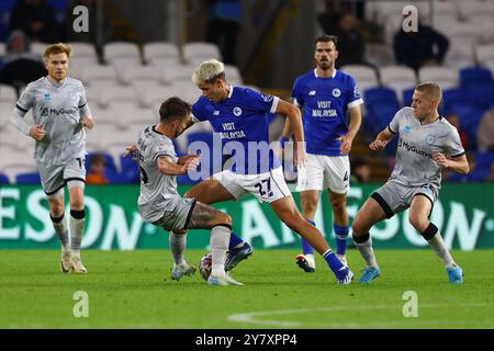 Cardiff, Regno Unito. 1 ottobre 2024. Rubin Colwill del Cardiff City è sfidato da Joe Bryan del Millwall durante la partita del campionato Sky Bet al Cardiff City Stadium di Cardiff. Il credito per immagini dovrebbe essere: Annabel Lee-Ellis/Sportimage Credit: Sportimage Ltd/Alamy Live News Foto Stock