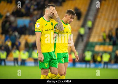 Callum Doyle di Norwich City e Shane Duffy di Norwich City sembra ancorato dopo il match dello Sky Bet Championship tra Norwich City e Leeds United a Carrow Road, Norwich, martedì 1 ottobre 2024. (Foto: David Watts | mi News) crediti: MI News & Sport /Alamy Live News Foto Stock