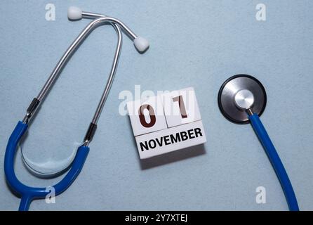 Calendario perpetuo di legno che mostra il 1st novembre Foto Stock