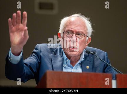 San Marcos, Texas USA, 1° ottobre 2024: Il senatore degli Stati Uniti BERNIE SANDERS parla durante una manifestazione politica "Our Fight Our Future" alla Texas State University. Diverse centinaia di studenti hanno ascoltato le stelle democratiche che hanno presentato la causa per il biglietto presidenziale Kamala Harris-Tim Walz a novembre. Crediti: Bob Daemmrich/Alamy Live News Foto Stock