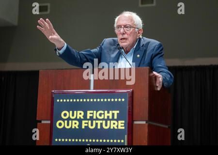 San Marcos, Texas USA, 1° ottobre 2024: Il senatore degli Stati Uniti BERNIE SANDERS parla durante una manifestazione politica "Our Fight Our Future" alla Texas State University. Diverse centinaia di studenti hanno ascoltato le stelle democratiche che hanno presentato la causa per il biglietto presidenziale Kamala Harris-Tim Walz a novembre. Crediti: Bob Daemmrich/Alamy Live News Foto Stock