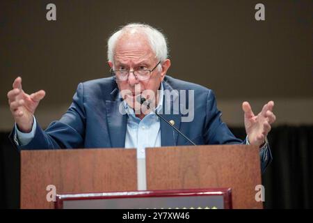 San Marcos, Texas USA, 1° ottobre 2024: Il senatore degli Stati Uniti BERNIE SANDERS parla durante una manifestazione politica "Our Fight Our Future" alla Texas State University. Diverse centinaia di studenti hanno ascoltato le stelle democratiche che hanno presentato la causa per il biglietto presidenziale Kamala Harris-Tim Walz a novembre. Crediti: Bob Daemmrich/Alamy Live News Foto Stock