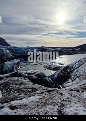 Enormi iceberg Vatnajokull a forma di diamante nel gelido paese delle meraviglie invernali, paesaggio ghiacciato nella regione nordica. Ghiacciaio naturale che galleggia su acqua ghiacciata, frammenti di ghiaccio incrinati in islanda. Foto Stock