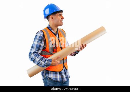 l'operaio edile, vestito con un giubbotto arancione riflettente e un casco di sicurezza, porta una pipa come parte dei suoi doveri sfondo bianco Foto Stock