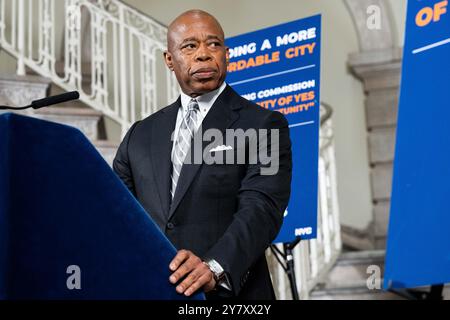 New York, Stati Uniti. 1 ottobre 2024. Il sindaco di New York Eric Adams (D) parla a una conferenza stampa al municipio di New York. Credito: SOPA Images Limited/Alamy Live News Foto Stock