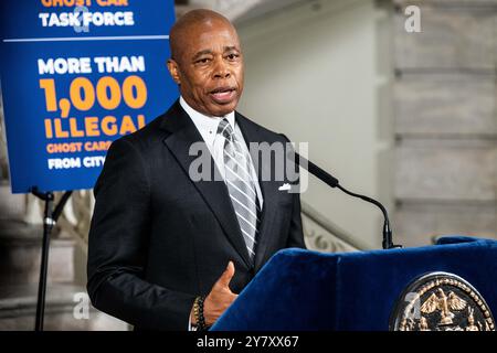New York, Stati Uniti. 1 ottobre 2024. Il sindaco di New York Eric Adams (D) parla a una conferenza stampa al municipio di New York. Credito: SOPA Images Limited/Alamy Live News Foto Stock