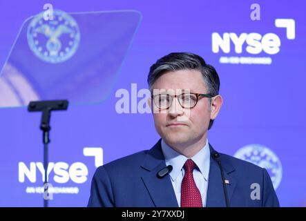 New York, Stati Uniti. 1 ottobre 2024. Il relatore della camera Mike Johnson parla alla Borsa di New York a Wall Street a New York City martedì 1 ottobre 2024. Foto di John Angelillo/UPI credito: UPI/Alamy Live News Foto Stock