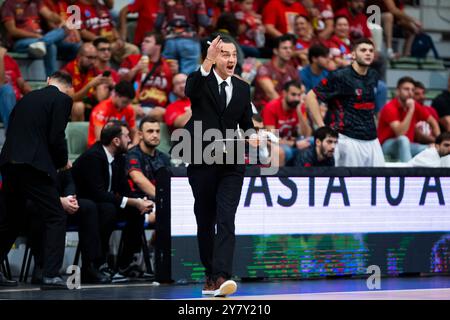 Murcia, Spagna. 1 ottobre 2024. ERTUG TUZCUKAYA, CAPO ALLENATORE DEL CESTINO DI MANISES, DURANTE LA PARTITA UCAM MURCIA CB vs MANISA BASKET, prima partita di Basketball Champions League, Murcia Sports Palace, regione di Murcia, 01 ottobre 2024 crediti: Pascu Méndez/Alamy Live News Foto Stock