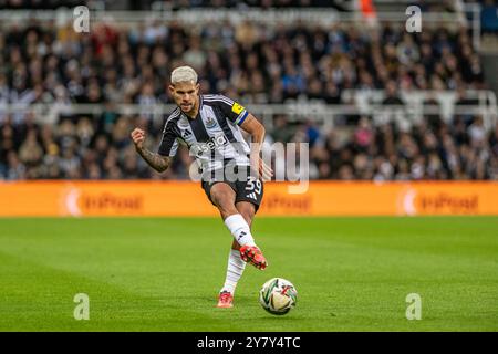 Newcastle upon Tyne, Regno Unito. 1 ottobre 2024. Newcastle upon Tyne, Inghilterra - 1 ottobre: Bruno Guimarães di Newcastle durante la partita della Carabao Cup 2024/25 tra Newcastle United FC e AFC Wimbledon al St James Park il 1 ottobre 2024 a Newcastle upon Tyne, Inghilterra. (Richard Callis/SPP) credito: SPP Sport Press Photo. /Alamy Live News Foto Stock