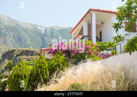 Dhermi, villaggio della costa ionica appoggiato ai monti Cerauniani, Albania, Europa sudorientale Foto Stock