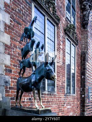 Musicisti della città di Brema, statua in bronzo di Gerhard Marcks nel municipio di Brema, città anseatica di Brema, Germania Foto Stock