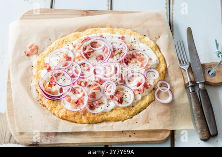 Tarte flambe con base di cavolfiore (basso carboidrato) Foto Stock