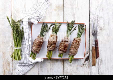 Involtini di manzo con asparagi selvatici Foto Stock