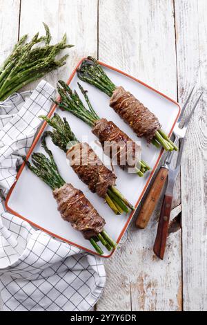 Involtini di manzo con asparagi selvatici Foto Stock