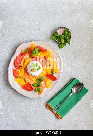 Insalata di pompelmo e arancia con burrata e salsa nuoc mam cham Foto Stock