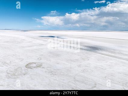 Vista aerea con drone sulle distese saline di Bonneville nello Utah occidentale, Stati Uniti Foto Stock