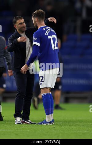 Cardiff, Regno Unito. 1 ottobre 2024. Omer Riza, allenatore/allenatore ad interim del Cardiff City abbraccia il Calum Chambers della città di Cardiff dopo la partita. Partita del campionato EFL Skybet, Cardiff City contro Millwall al Cardiff City Stadium di Cardiff, Galles, martedì 1 ottobre 2024. Questa immagine può essere utilizzata solo per scopi editoriali. Solo per uso editoriale, foto di Andrew Orchard/Alamy Live news Foto Stock