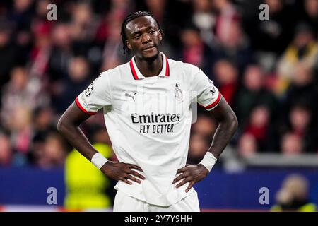 LEVERKUSEN, GERMANIA - 1° OTTOBRE: Tammy Abraham dell'AC Milan guarda durante la fase MD2 della UEFA Champions League 2024/25 tra il Bayer 04 Leverkusen e l'AC Milan al BayArena il 1° ottobre 2024 a Leverkusen, Germania. (Foto di Rene Nijhuis) Foto Stock