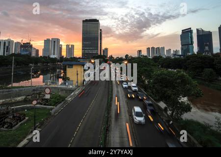 Traffico pesante che si muove sulla strada al crepuscolo, Jakarta Foto Stock