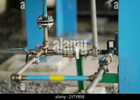 Tubo industriale nella produzione di centrali geotermiche Foto Stock