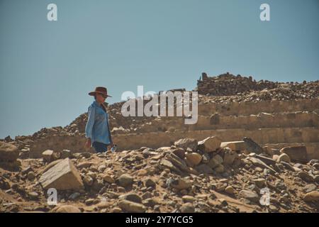 Guida turistica del sito archeologico della Sacra città di Caral, Perù. Foto Stock