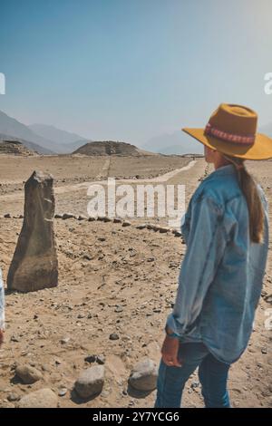 Guida turistica del sito archeologico della Sacra città di Caral, Perù. Foto Stock