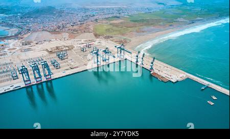 Vista aerea del porto di Chancay Mega. Situato in Perù, in costruzione, futuro centro marittimo del Sud America. Chancay Lima, Perù. Foto Stock