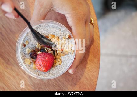 Il nutriente budino di semi di Chia con Granola e fragole è una sana colazione o dessert Foto Stock