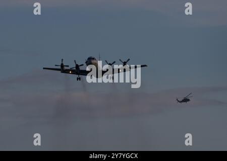 Lockheed UP-3C Orion Maritime Reconnaissance Aircraft con la forza di autodifesa marittima giapponese (JMSDF) in volo vicino alla base aerea NAF Atsugi, in Giappone Foto Stock