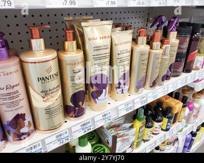 Los Angeles, California, Stati Uniti - 07-03-2021: Una vista di diversi contenitori di shampoo Pantene Gold Series, in mostra presso il negozio. Foto Stock