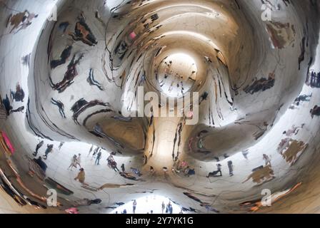 Chicago, Illinois, Stati Uniti - 08-01-2012: Una vista della folla riflessa, vista nella scultura d'arte Cloud Gate nel Millennium Park. Foto Stock