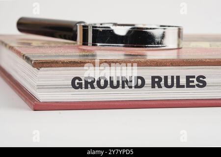 Simbolo delle regole di base concettuali. Copia spazio. REGOLE DI BASE parole scritte alla fine del libro in primo piano Foto Stock