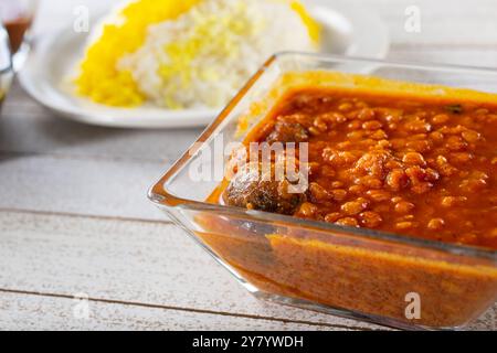 Una vista di uno stufato di piselli e patate di manzo giallo persiano, noto anche come gheymeh. Foto Stock