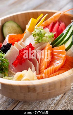 Una vista di una ciotola di sashimi colorata, con tagli di salmone, tonno e coda gialla. Foto Stock