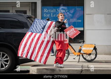 New York Ciy, Stati Uniti. 1 ottobre 2024. Sostenitori di entrambi i candidati Vance/Waltz Vice Presidente dibattito si sono riuniti fuori dagli studi CBS a New York City, NY 1 ottobre 2024. (Foto di Steve Sanchez/Sipa USA). Crediti: SIPA USA/Alamy Live News Foto Stock