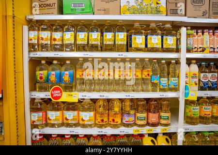 Diverse marche di olio da cucina su uno scaffale della spesa Foto Stock