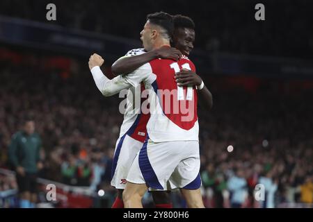 Bukayo Saka dell'Arsenal celebra il suo gol con Gabriel Martinelli durante la fase di UEFA Champions League, League, Matchday 2 match di calcio tra Arsenal FC e Paris Saint-Germain (PSG) il 1° ottobre 2024 all'Emirates Stadium di Londra, Inghilterra Foto Stock