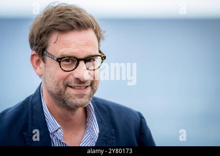 Bene, Francia. 30 settembre 2024. Lo scrittore francese Nicolas Mathieu posa durante una chiamata fotografica per "Leurs enfants après eux" come parte del festival cinematografico Cineroman di Nizza il 30 settembre 2024. Foto di Shootpix/ABACAPRESS. COM credito: Abaca Press/Alamy Live News Foto Stock