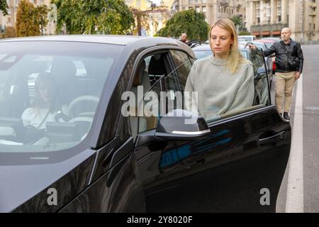 KIEV, UCRAINA - 1 SETTEMBRE 2024 - Un autista sta accanto alla sua auto durante un minuto di silenzio a livello nazionale in memoria dei soldati caduti nel giorno dei difensori dell'Ucraina, in piazza Maidan Nezalezhnosti, Kiev, capitale dell'Ucraina Foto Stock