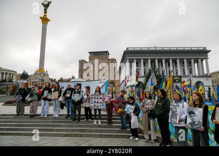 KIEV, UCRAINA - 01 SETTEMBRE 2024 - i cittadini di Kiev sono riuniti per un minuto di silenzio a livello nazionale in memoria dei soldati caduti nel giorno dei difensori dell'Ucraina, in piazza Maidan Nezalezhnosti, Kiev, capitale dell'Ucraina Foto Stock