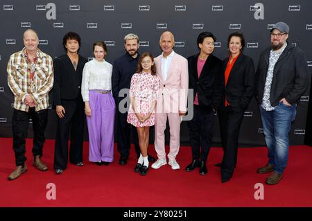 Gast, Viet Pham, Nikola Kastner, Edin Hasanovic Yuna Bennett, Christoph Maria Herbst, ONG The Chau, Malika Rabahallah, und Carsten Sebastian Henn bei der Premiere des Kinofilms Der Buchspazierer auf dem 32. Filmfest Hamburg 2024 m Cinemaxx Dammtor. Amburgo, 01.10.2024 *** Guest, Viet Pham, Nikola Kastner, Edin Hasanovic Yuna Bennett, Christoph Maria Herbst, ONG The Chau, Malika Rabahallah e Carsten Sebastian Henn alla prima del lungometraggio Der Buchspazierer al 32 Filmspazifest Hamburg 2024 al Cinemaxx Dammtor Hamburg, 01 10 2024 Foto:xgbrcix/xFuturexImagex bucherer 0101 Foto Stock