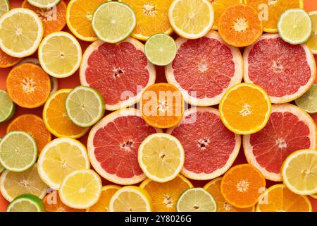 Concetto di frutta fresca, fruttata e succosa. Vista dall'alto. Delizioso fondo di frutta composto da diversi agrumi a fette fresche e colorate Foto Stock