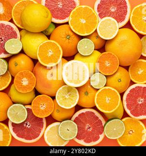 Concetto di frutta fresca, fruttata e succosa. Vista dall'alto. Gli agrumi freschi tagliati a fette, tagliati a metà e interi come fondo di frutta chiusa. Foto Stock