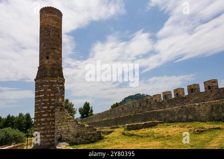 Le rovine della Moschea Rossa del XIV secolo all'interno del castello fortificato di Berat, patrimonio dell'umanità dell'UNESCO, nel sud dell'Albania. Il muro della galleria del castello è giusto Foto Stock