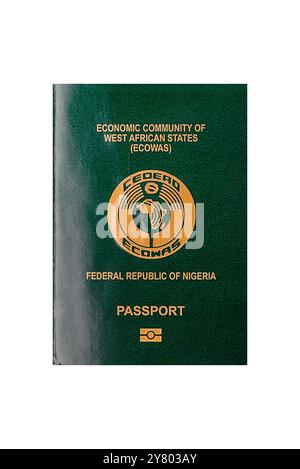 Passaporto internazionale di un cittadino della Nigeria su sfondo bianco, viaggi internazionali Foto Stock
