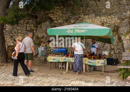 Berat, Albania - 2 giugno 2024. I visitatori potranno curiosare tra i prodotti alimentari souvenir e la frutta fresca presso le mura fortificate del castello di Berat, patrimonio dell'umanità dell'UNESCO del XIII secolo Foto Stock