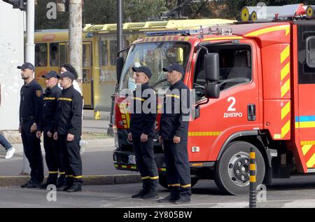 DNIPRO, UCRAINA - 01 OTTOBRE 2024 - i dipendenti del servizio di emergenza statale sono visti durante un minuto di silenzio a livello nazionale in memoria dei soldati caduti in occasione della giornata dei difensori dell'Ucraina, Dnipro, Ucraina orientale Foto Stock