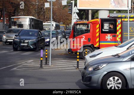 DNIPRO, UCRAINA - 01 OTTOBRE 2024 - le automobili si sono fermate durante un minuto di silenzio a livello nazionale in memoria dei soldati caduti in occasione della giornata dei difensori dell'Ucraina, Dnipro, Ucraina orientale Foto Stock